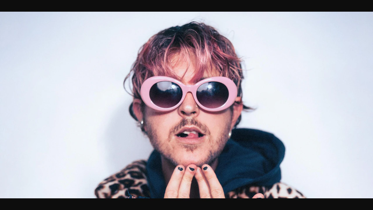 Oscar and the Wolf joined by Rodney Chrome