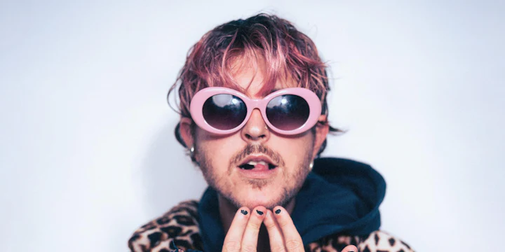 Oscar and the Wolf joined by Rodney Chrome