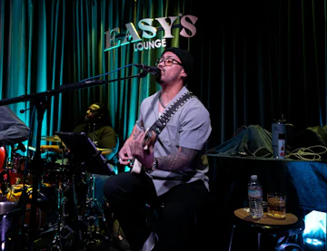 Easy's Cocktail Lounge