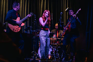 Easy's Cocktail Lounge