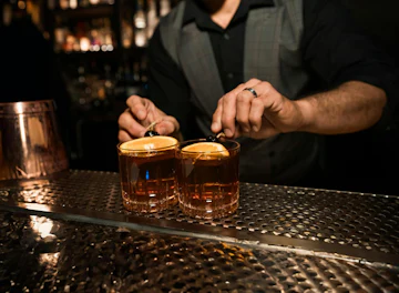 Easy's Cocktail Lounge