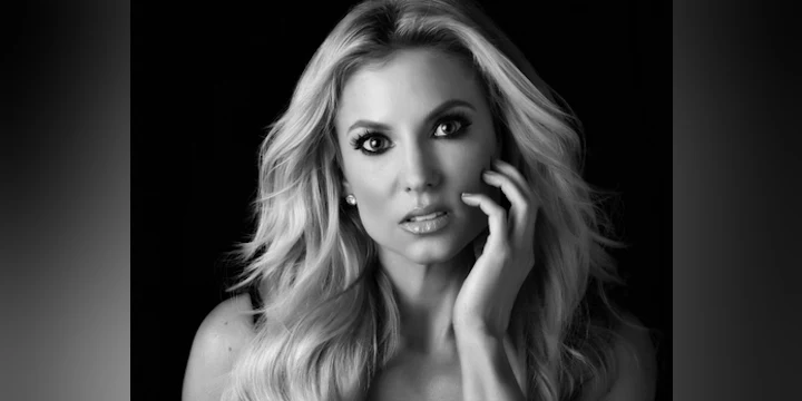 Julie Roberts: Christmas & More