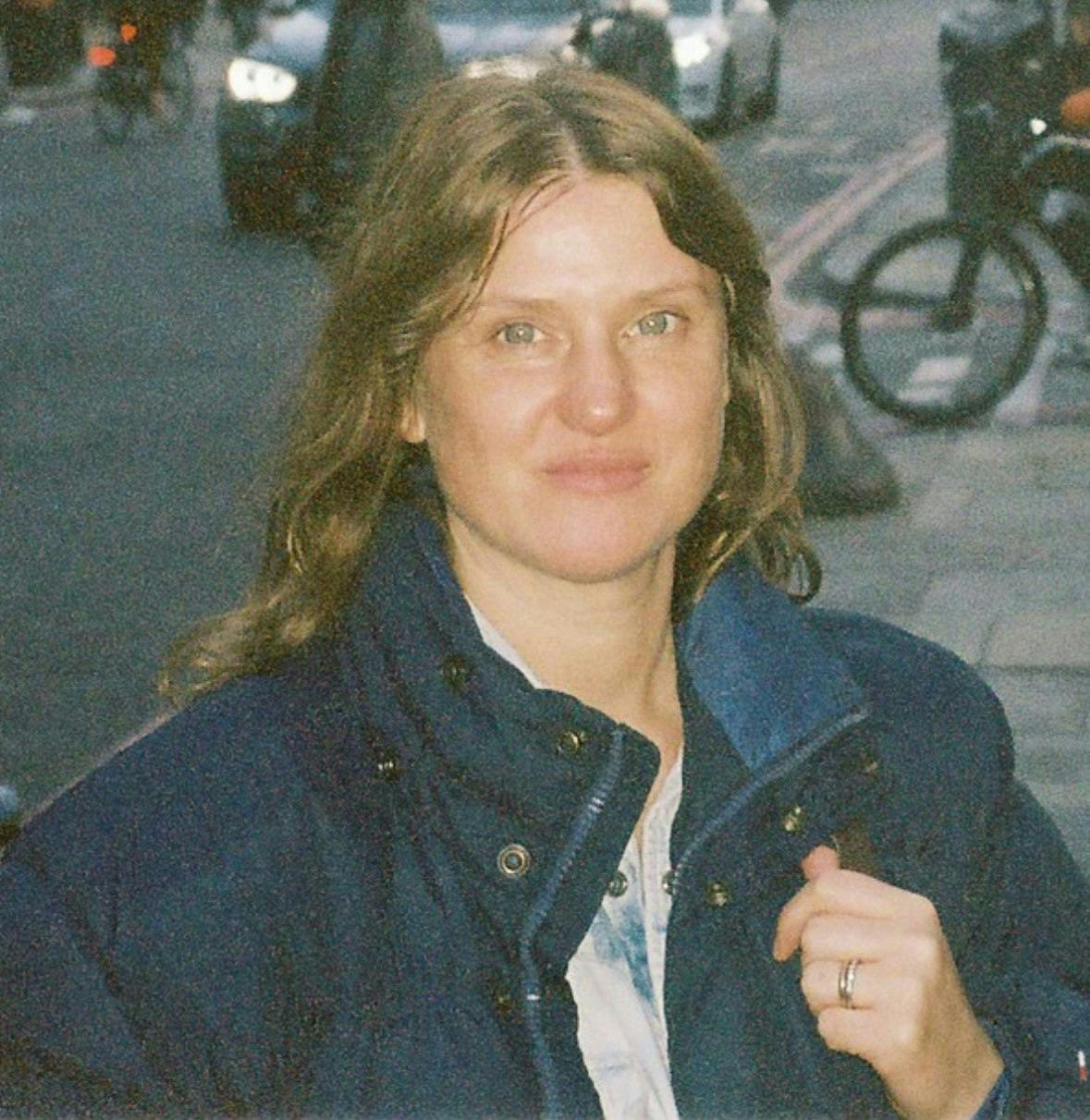 Oval: Joanne Robertson