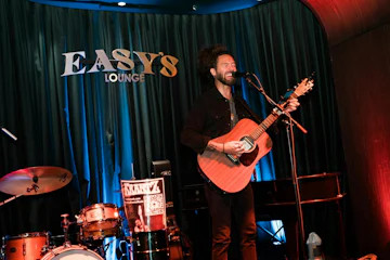 Easy's Cocktail Lounge