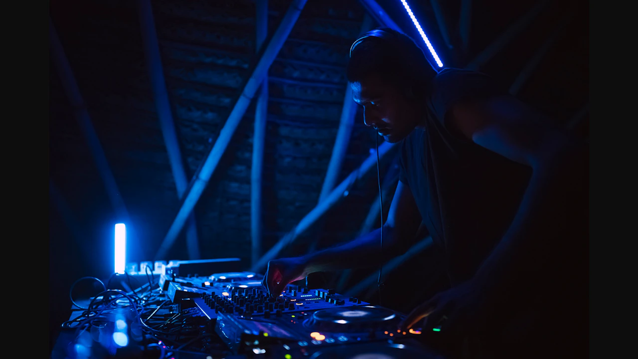 Distrikts 32: Innerworld (LFO, Goa) + Faxtory (Distrikt, Hong Kong)