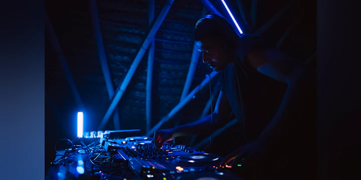 Distrikts 32: Innerworld (LFO, Goa) + Faxtory (Distrikt, Hong Kong)