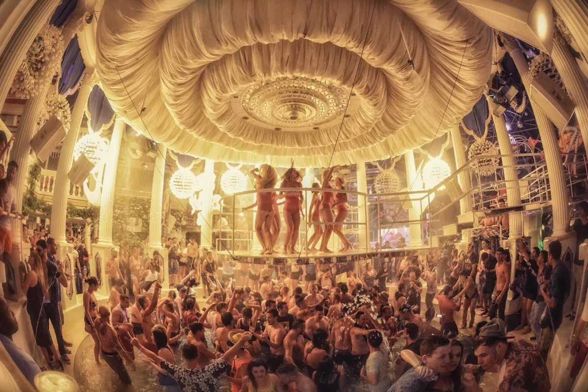 Es Paradis Presents...