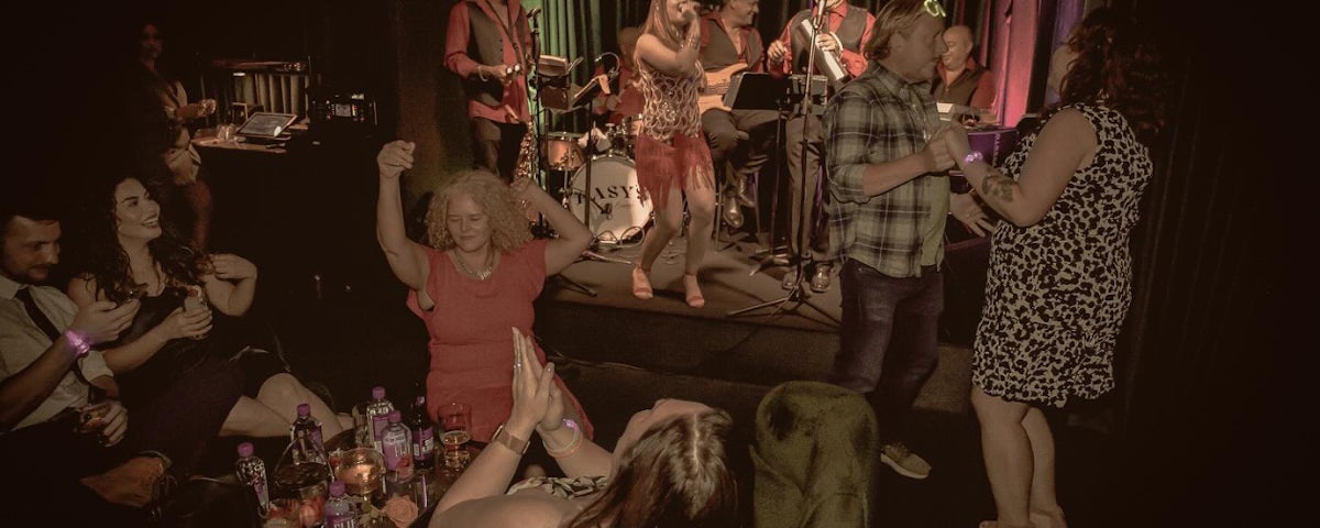 Easy's Cocktail Lounge